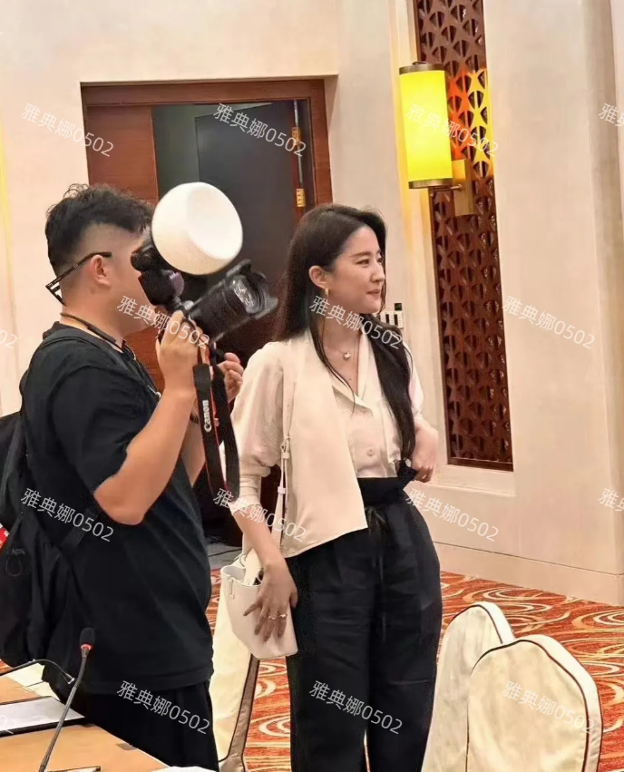 刘亦菲不愧是出身书香门第，气质知性又高级，本人又高又瘦脸又小，跟别人合影就知道她