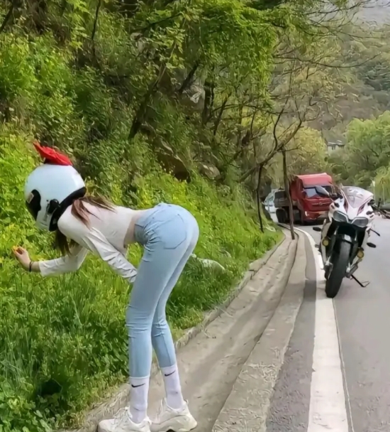 骑行的妹子路边采野花，我该怎么提醒她不要采呢