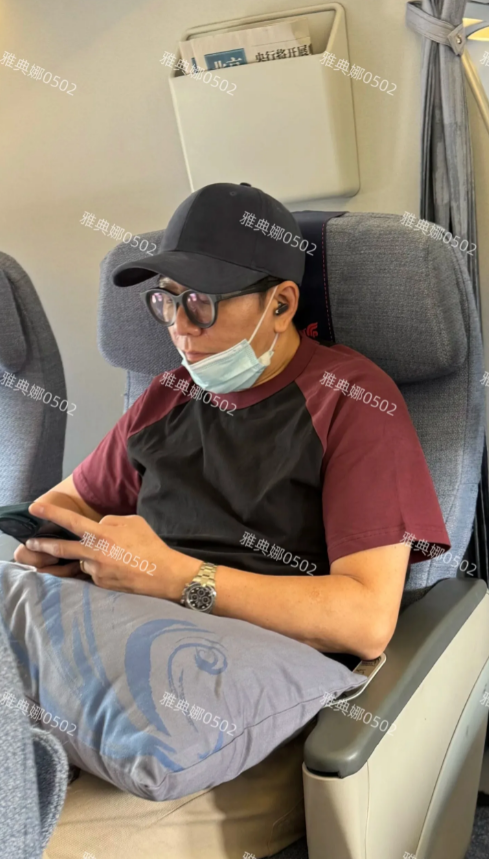 飞机上偶遇老牌港星温兆伦，童年男神发福了很多，脸胖了一大圈，虽然没有年轻时帅了，