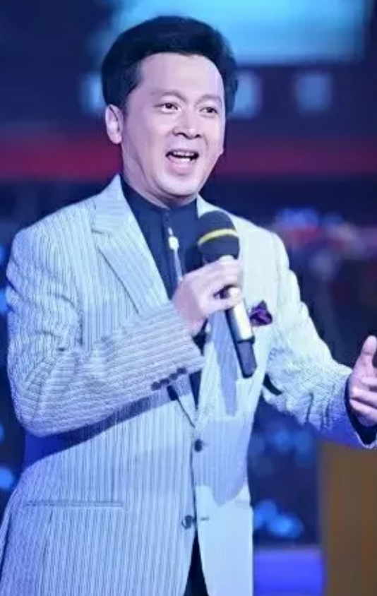 “如果让我从去拘留所呆半个月和听郁均剑唱歌中选一项，那我宁愿选择拘留所，而不选择