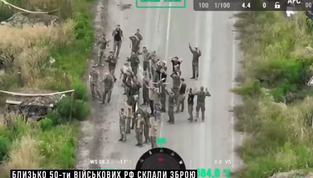 这是乌克兰军队在俄罗斯库尔斯克地区的推进过程中，捕获俄罗斯战俘的画面。视频中，大