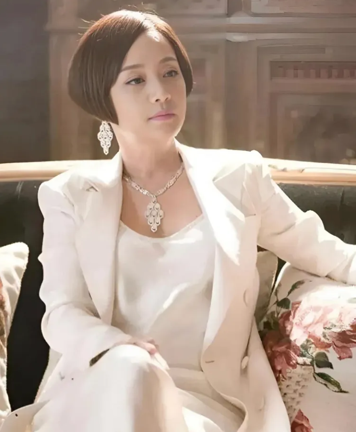 韩女星被财阀原配割掉子宫，后全裸丢进男子监狱受尽折磨。事后该女星离开韩国定居海外
