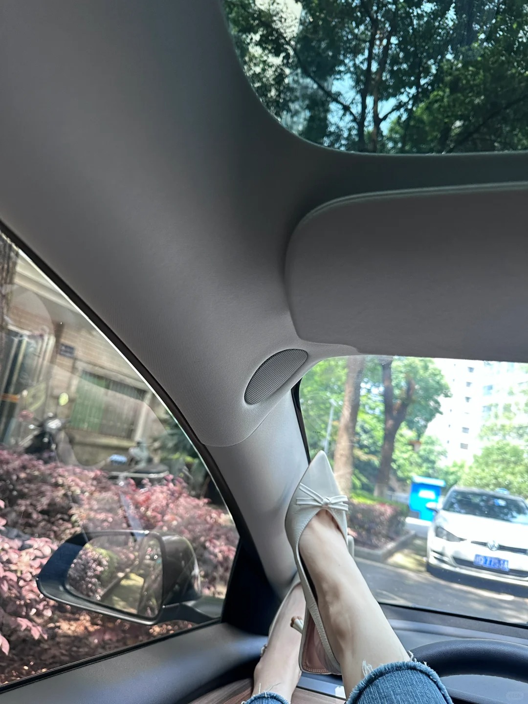 贵的鞋子没一双是好穿的 超级打脚
只有我一个人这样吗，鞋柜里贵又好看的鞋都不好穿