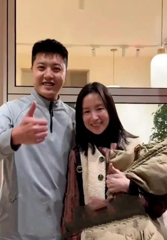 网友偶遇董洁回大连与男友甜蜜聚餐！

44岁的她扎着黑长直发型坐在海鲜餐厅里，素