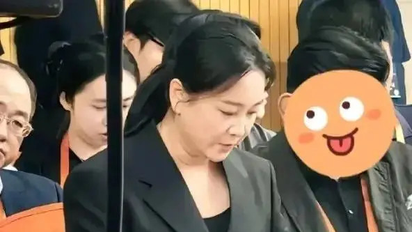 妥妥C位! 贾玲为67岁冯巩庆生, 师门合照, 紧挨师傅被包围, 成为荣耀