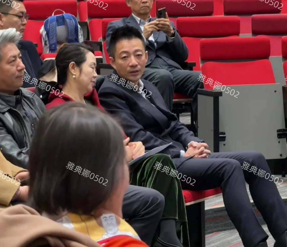 清华美院遇到汪小菲，本人瘦瘦高高挺帅的，谈吐也不错挺有商务范儿的，就是看起来有点