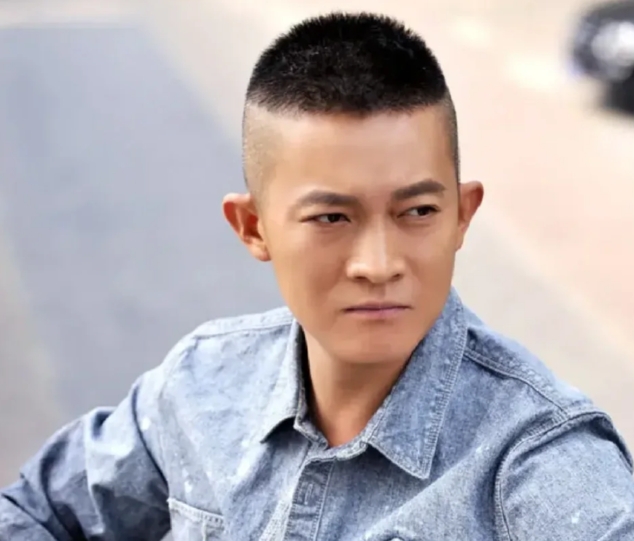 在璀璨的演艺星空中，有一位备受瞩目的演员