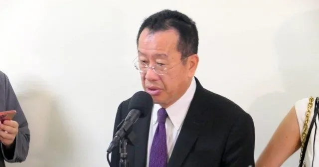 台“防长”证实。
澎湖渔民今日清晨在“海峡中线”附近捕捞小管时，惊见一艘潜舰突然
