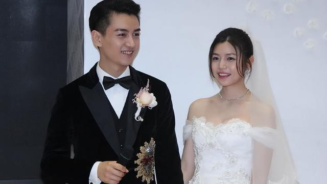 杨丞琳公开婚礼现场照片，去年低调补办婚礼，光看背影都觉得幸福