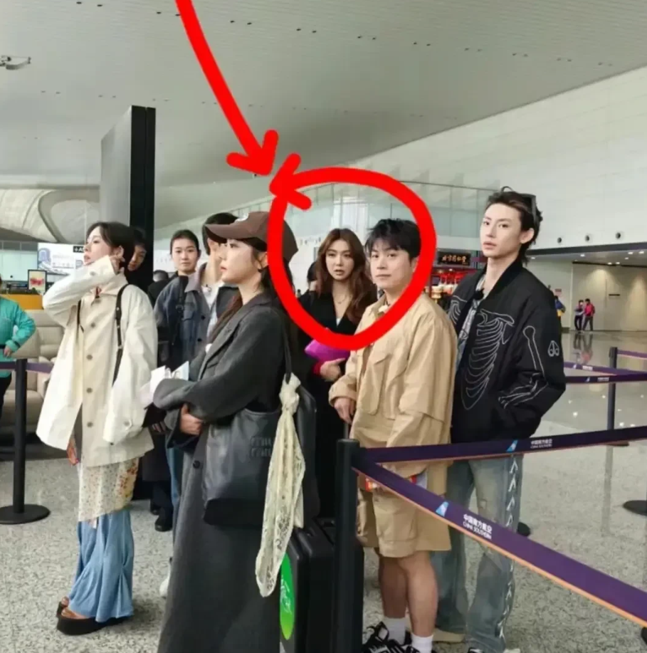 太心酸了！没想到曾经的巨星如今居然这么落魄了，怎么这么快就过气了！
见到她的时候