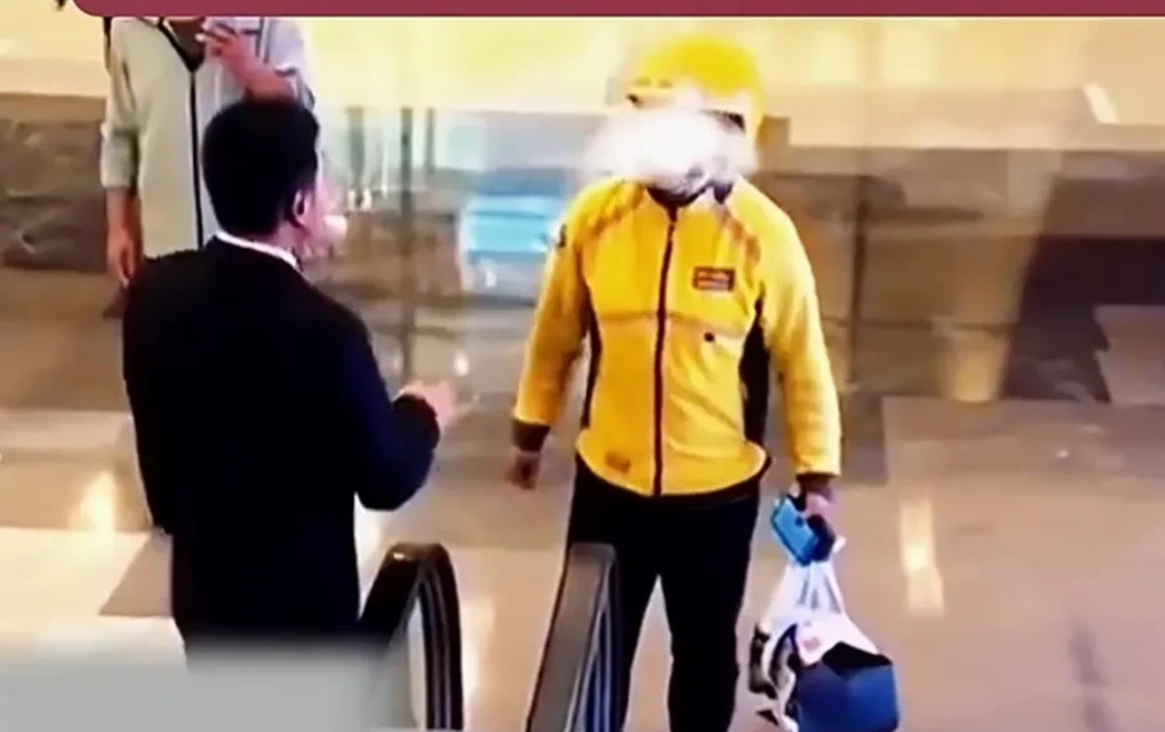 武汉商场禁止外卖员入内！外卖小哥大呼遭到歧视？
近日，一名外卖小哥像往常一样，进