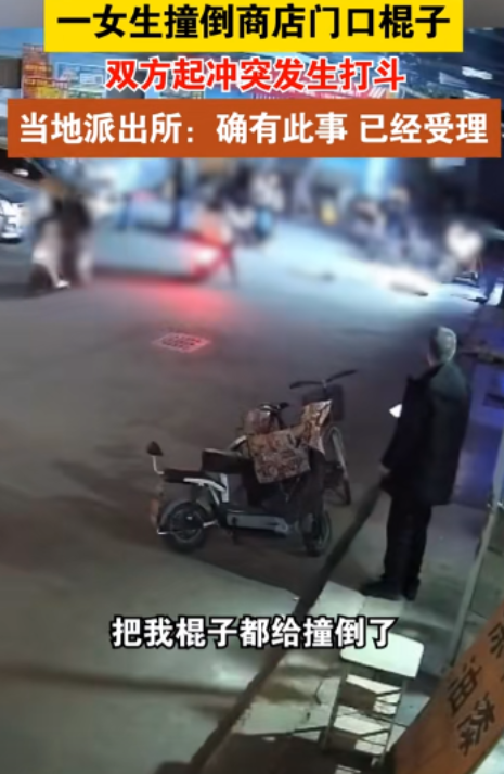 山西临汾，一女生骑电动车路过一家店铺时，撞倒门口树立的“棍子”，女生没有在意骑车