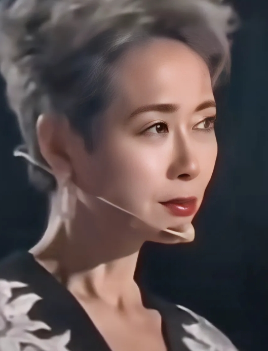 叶童到底怎么了？
说这个冻龄那个冻龄的，
你们看了叶童再说吧，
她可是上个世纪就