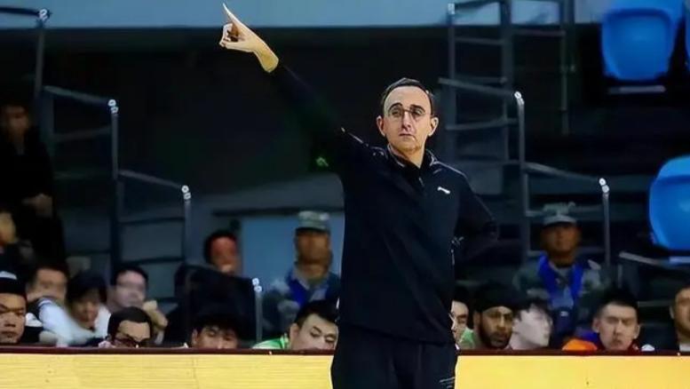 CBA：冠军教头回归首秀，战旧主辽宁弃将全力以赴，张镇麟伤愈复出