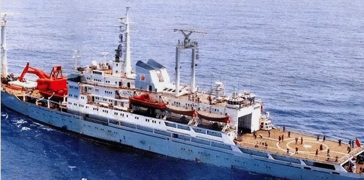 一次，海军编队前往太平洋回收火箭数据，不料一架美军飞机突然出现，迅速扔下一冒浓烟