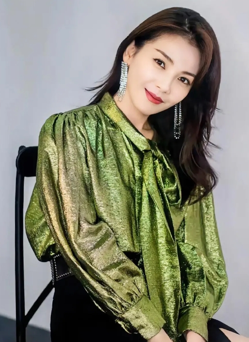 刘涛身穿绿色衣服给我们带来了春意，刘涛笑容娇俏是岁月沉淀后的韵味。就像她穿绿色纱