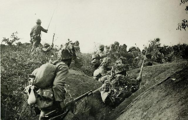 抗战中，八路军四团换防，不料战士们走漏了消息，引来大批日军，参谋去侦察时竟偷跑去