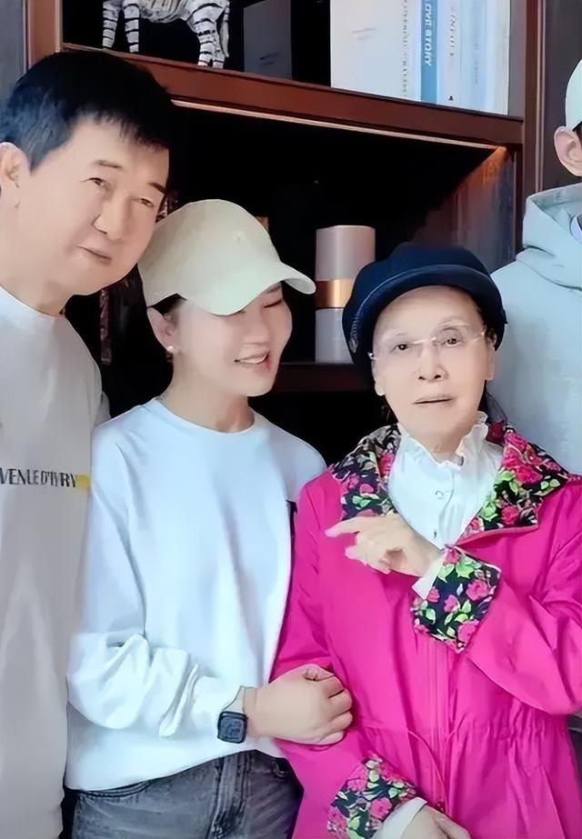 80岁李谷一罕见露脸!人已瘦到脱相,国庆假期与付笛声、任静相聚(李谷 一多大年纪2023)-第3张图片-九妖电影 80岁李谷一罕见露脸!人已瘦到脱相,国庆假期与付笛声、任静相聚(李谷 一多大年纪2023)-第3张图片-九妖电影
