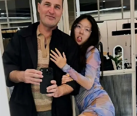 为什么中国女孩到国外几年之后她们的样貌就完全变了呢？变得完全不像中国人了。

就