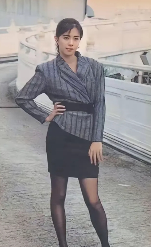 这是拍摄于上世纪九十年代的一张照片，她是台湾著名的影视女演员，曾在电影《倩女幽魂