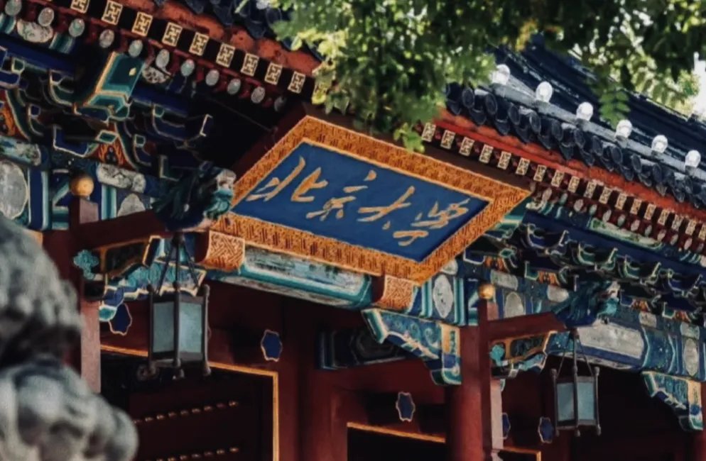 北大清华又开始抢人大战了。

众所周知，为了优秀的生源，每年高考分数从陆续发布的