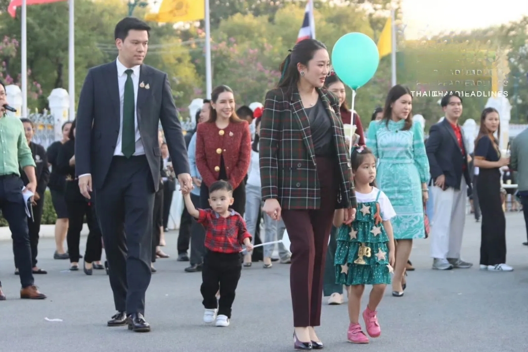 跟尹锡悦两口子“宅”总统府相比，佩通坦两口子的圣诞节就丰富多了。
