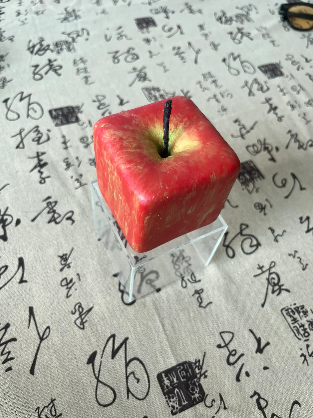 我自己都舍不得点燃她了
用蜡烛做了款方苹果🍎，画好以后我自己都不舍得点她了，还