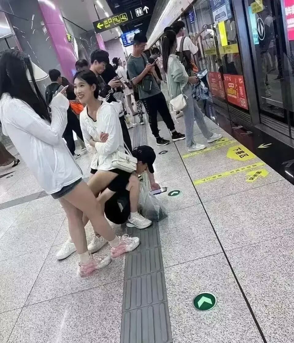 这是谁家儿子，为了谈个恋爱，就这么卑微吗，女孩也能心安理得坐的高傲，瞧不起你的女