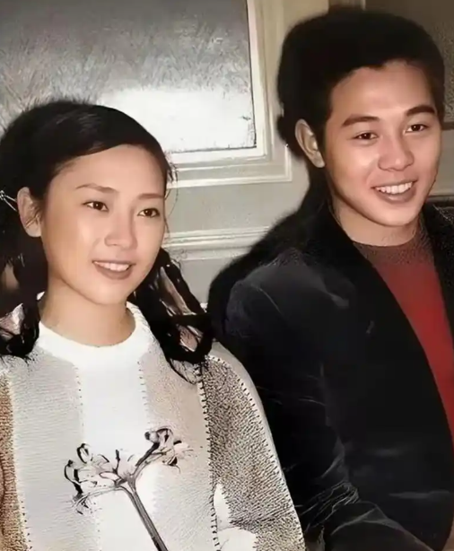 李连杰在《开讲啦》被女大学生问：“你抛弃了原配娶了利智，然后用“年轻”来给自己做