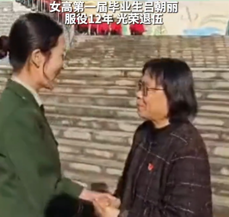“张桂梅老师，我是三班的吕朝丽，现已服役归来，特向您报到！”12 月 2 日，华