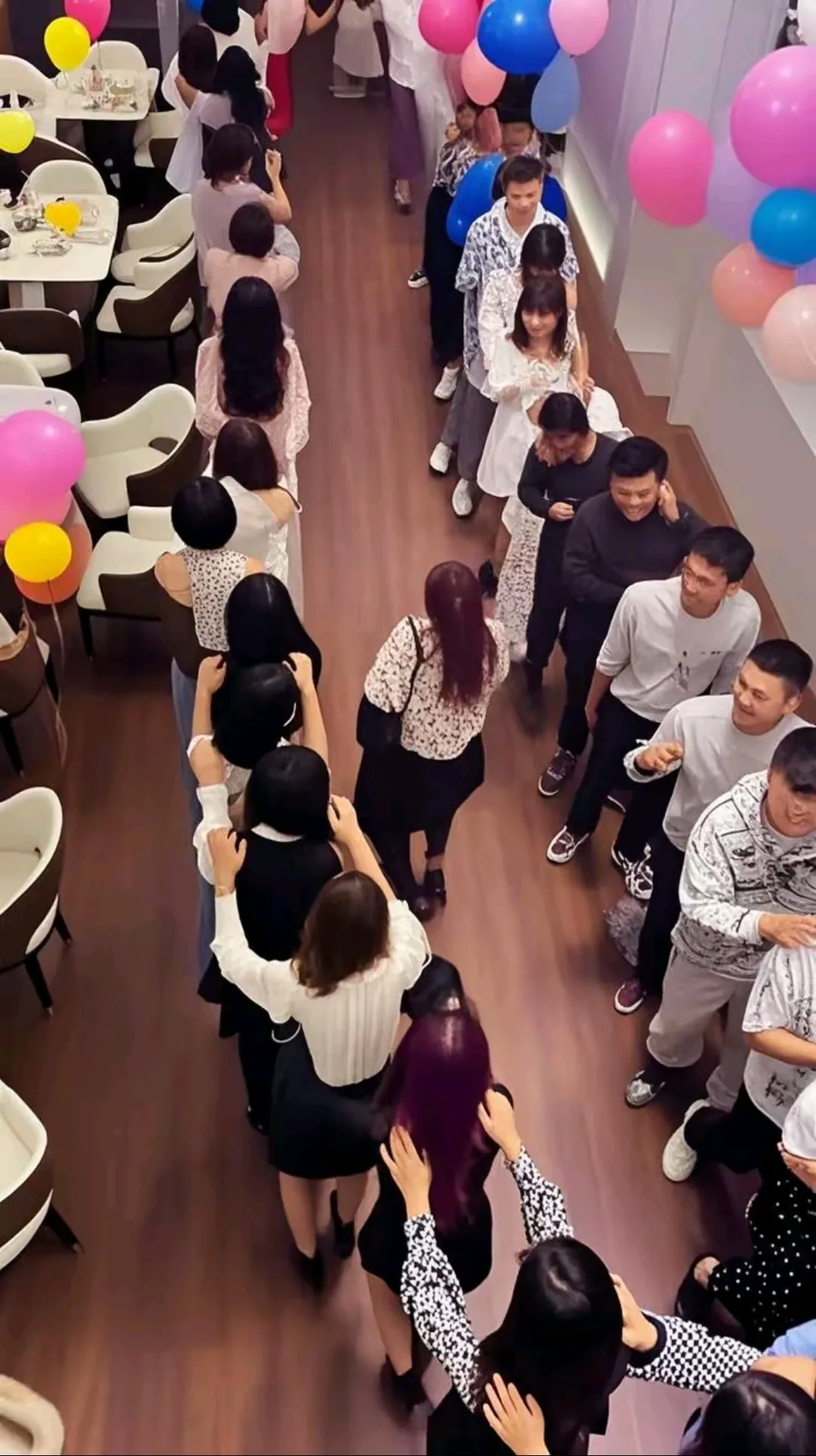 相亲现场,他一个要求,把女生都吓跑了!

邻居家的儿子最近火了。

28岁的他，