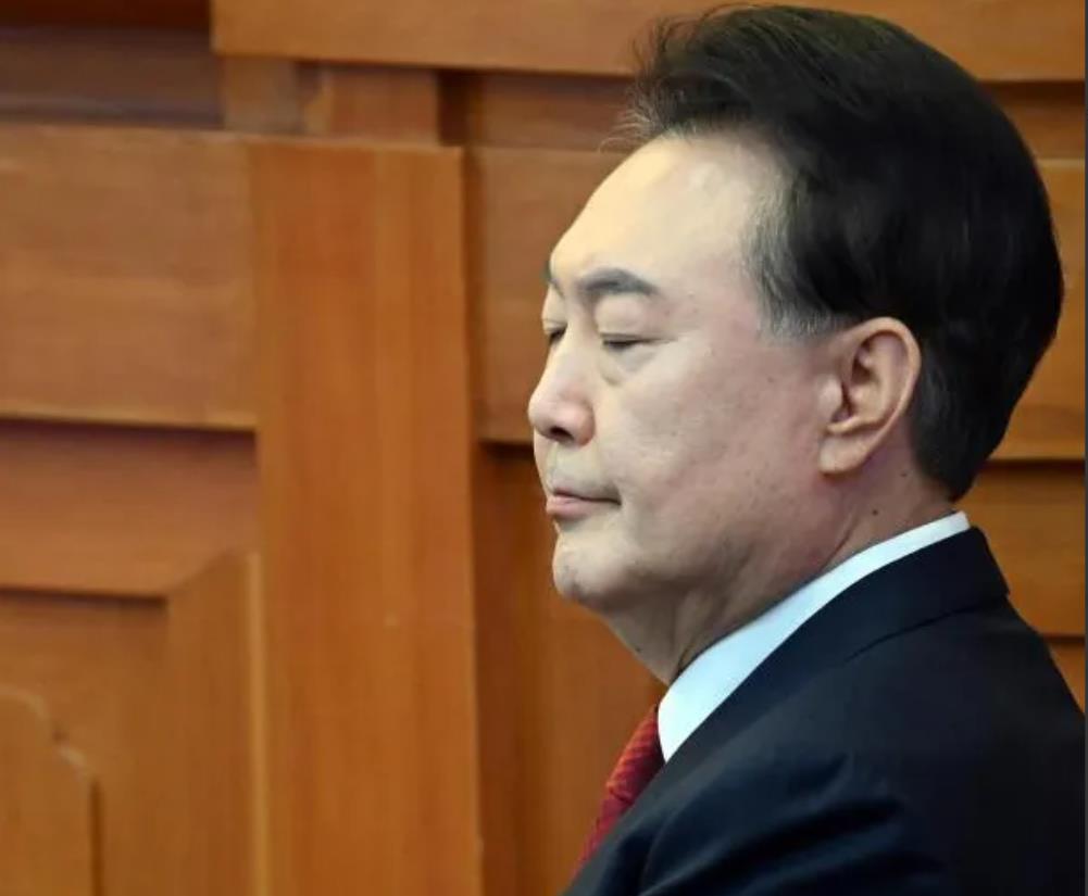 尹锡悦拿出关键证据
当地时间18日12时30分左右，尹锡悦抵达韩国宪法法院，准备