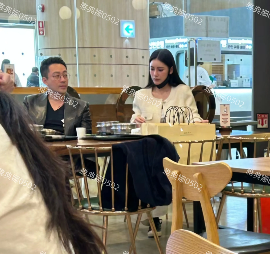 机场偶遇汪小菲和马筱梅，汪小菲个子挺高黑黑瘦瘦皮肤不太好，本人也不年轻一看就是4