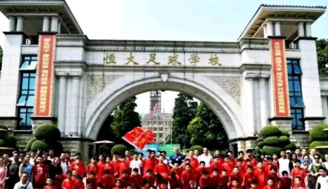 为什么卡广州队准入
传闻广州队准入又卡住了。足协的操作好奇怪，担心广州队欠费不能