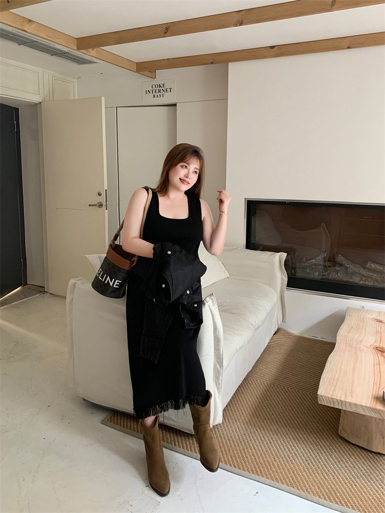 黑色针织无袖长款流苏边连衣裙