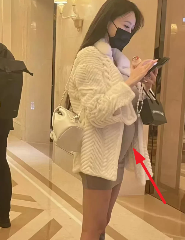 网友偶遇叶珂，肚子好大！感觉是要生下黄晓明的孩了