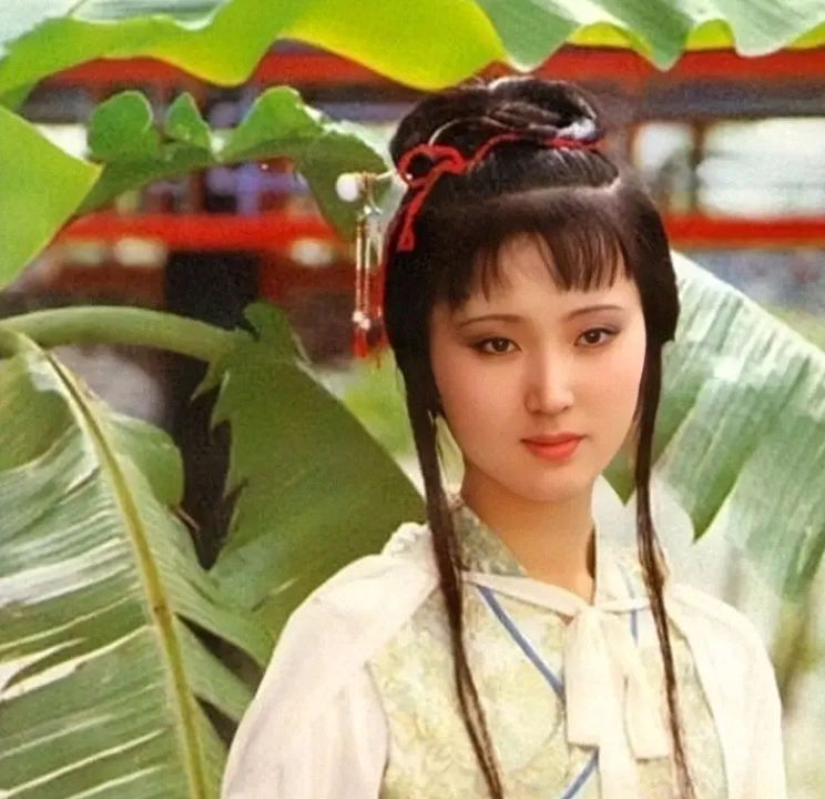 扮演林黛玉的演员众多，有演电影的，有演戏曲的，有演电视剧的，还有演话剧的。我最喜