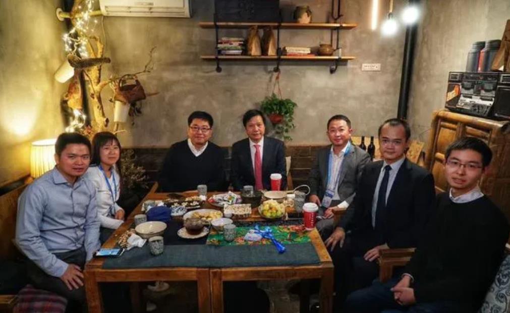 90后王兴兴和众位名人的合影，社交圈不一般！
2017年他就参加了乌镇互联网大会