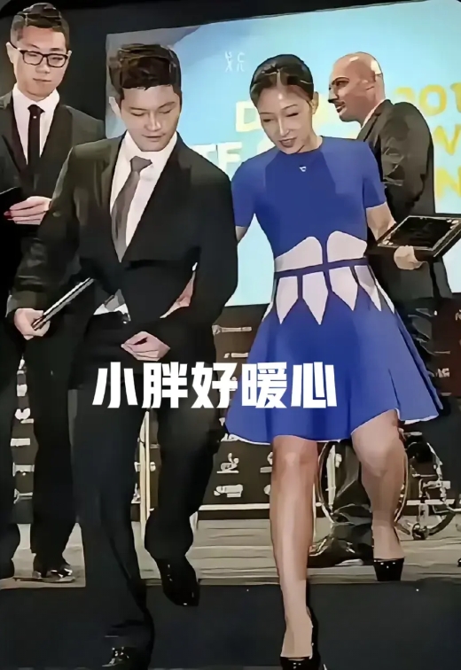 又被樊振东暖到！刘诗雯穿着高跟鞋和裙子下台阶，十分不方便，暖心的小胖主动来帮忙。