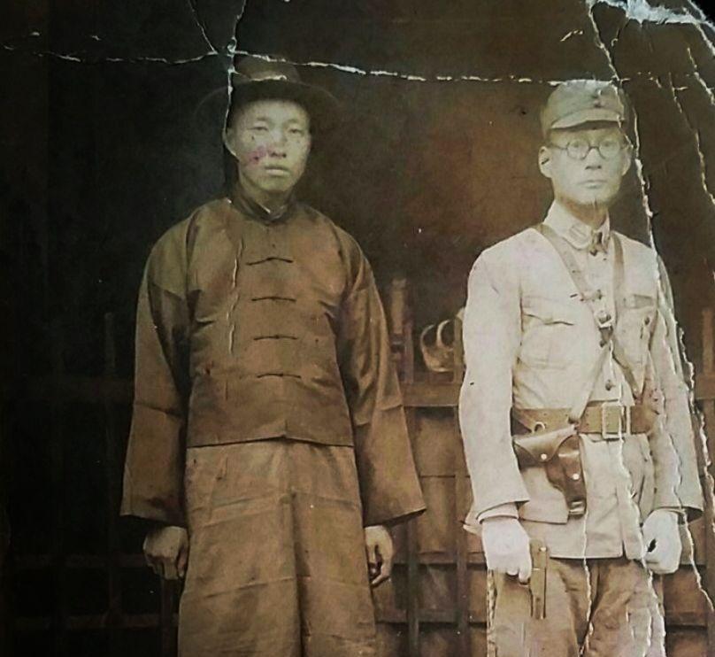 我的先辈我的神！
仇敌携手齐殉国，碧血丹心照汗青！
照片左为何成梁，右为马空武。