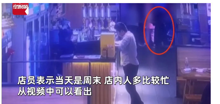 12日，广东深圳，三名女子和一名男子到烧烤店吃烧烤后，趁工作人员在忙时迅速跑向门