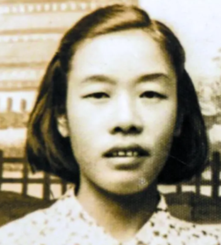 1949年，渣滓洞大屠杀中，盛国玉中枪倒在血泊之中，可她却还活着！特务进来补枪，