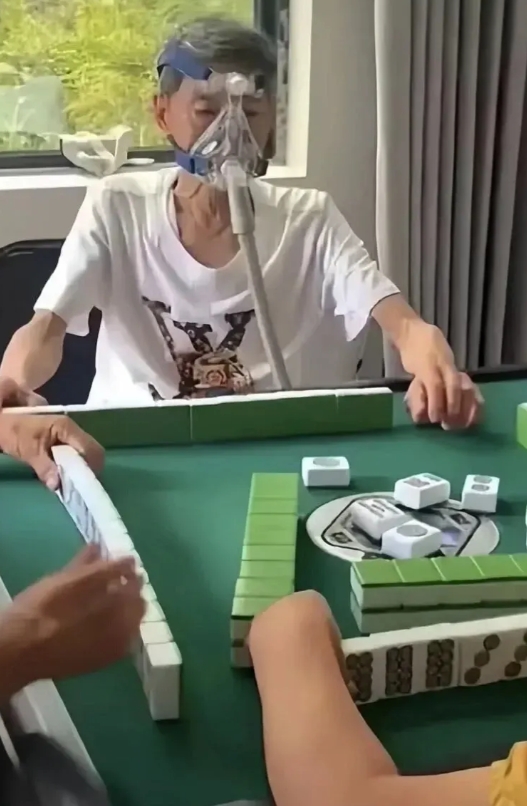 他已经三圈没胡牌了，他说第四圈在不胡就不玩了
