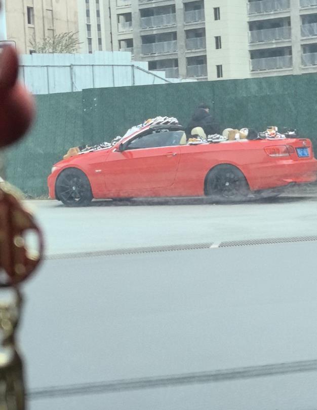为啥卖鞋的都是开敞篷的，这么赚钱么？我也要去搞了