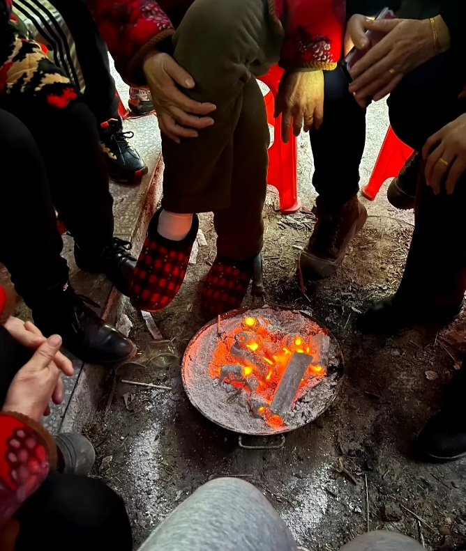 你看，你看，农村人的生活还是惬意呀，虽然日子艰苦点，条件么城里好

但是人家幸福