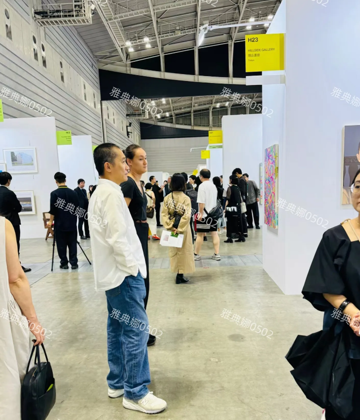 东京看展偶遇梁朝伟刘嘉玲，梁朝伟个子不高儒雅稳重，他真的很安静不爱说话还有点儿社