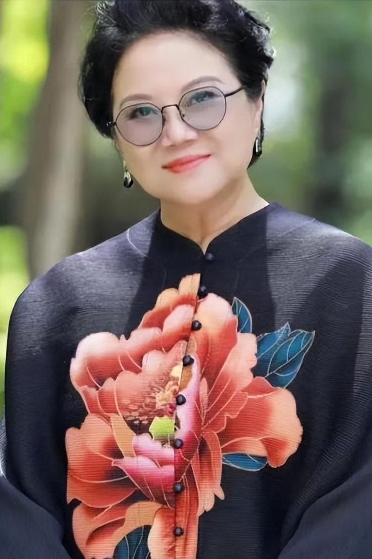 胡玫导演分享说，她最初计划把《红楼梦》拍成三部电影，包括上、中、下三部分。但后来