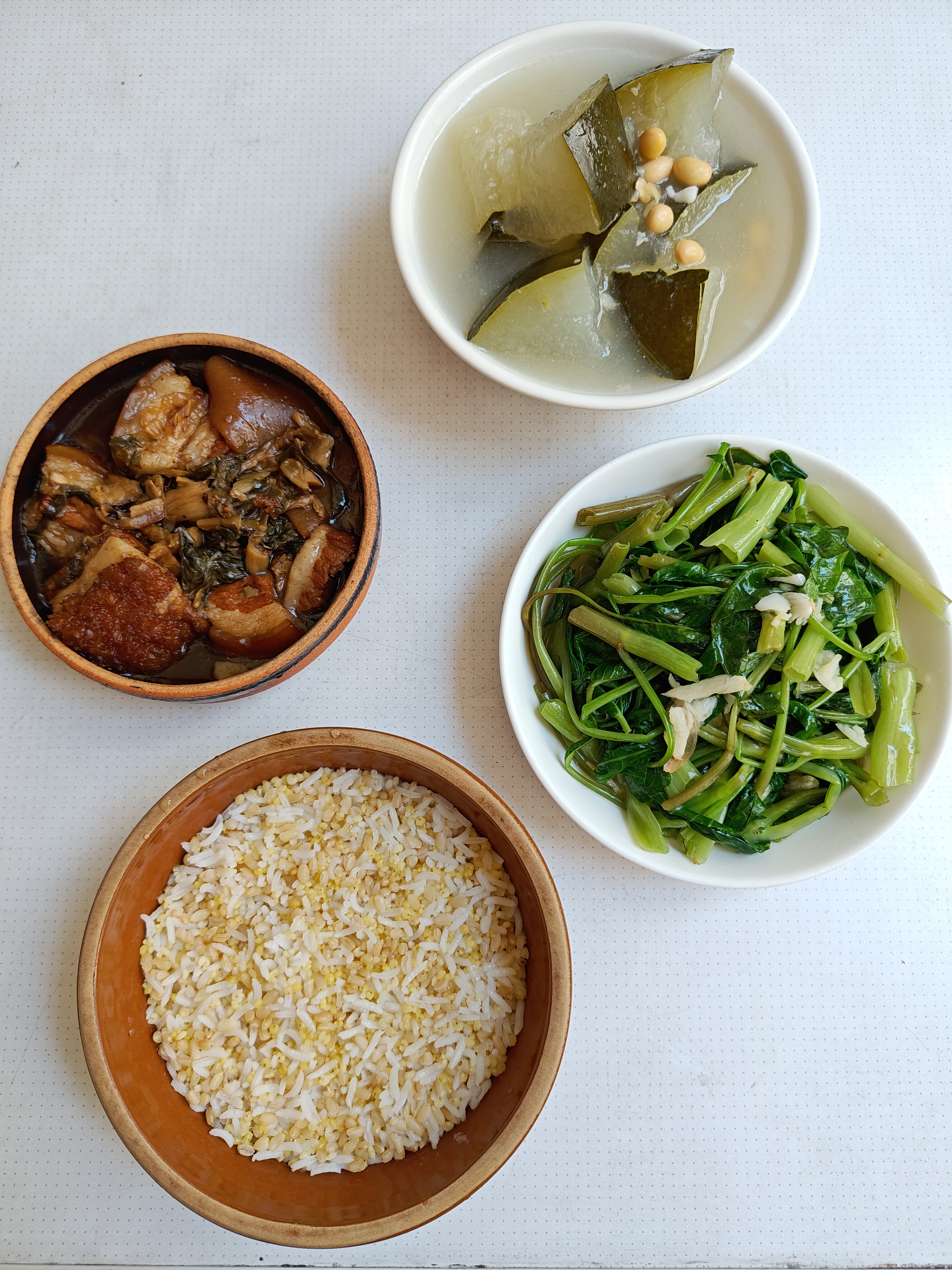 午餐，梅菜焖猪肉，炒通菜，冬瓜汤，蒸三米饭。肥猪肉一入口就知道，并不适合夏天，我