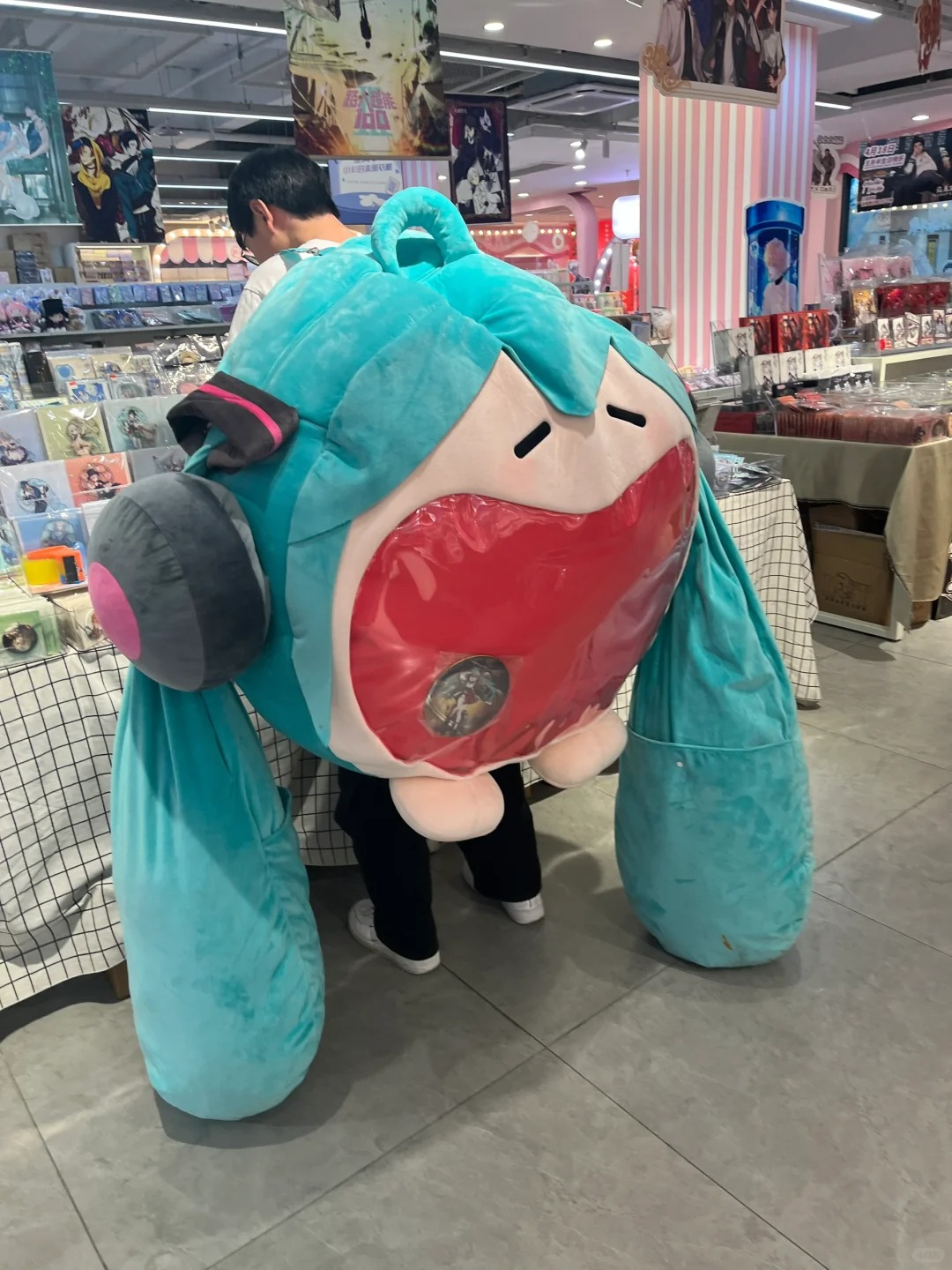 ？？？谁来解释一下
哈哈哈哈哈把我的巨型初音痛包给我弟背上逛街，无法承受之重