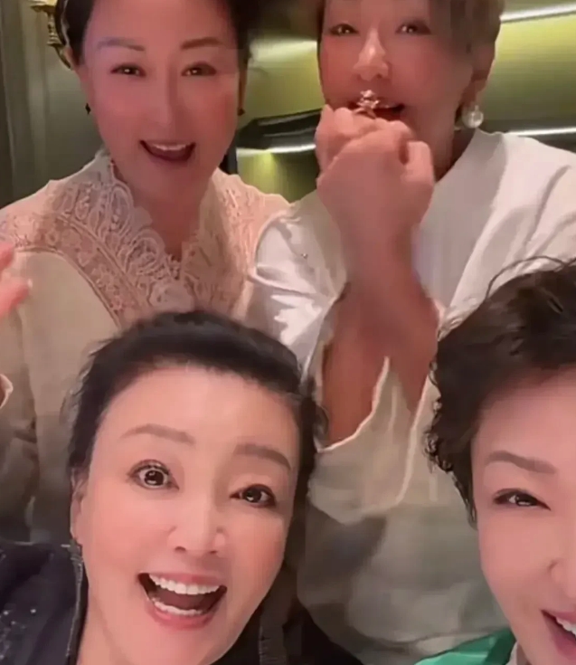 张兰万万想不到她处在人生低谷的时候，陪着她，逗她开心的既不是儿子汪小菲，也不是儿